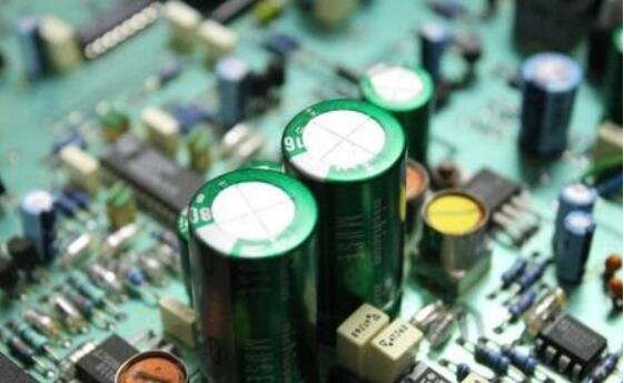 如何區別電容器的正負極？